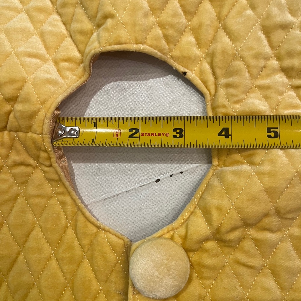 Soft Yellow Quilted velvet Tree Skirt. Gorgeous! Perfect for a pastel
Christmas! - Picture 5 of 7